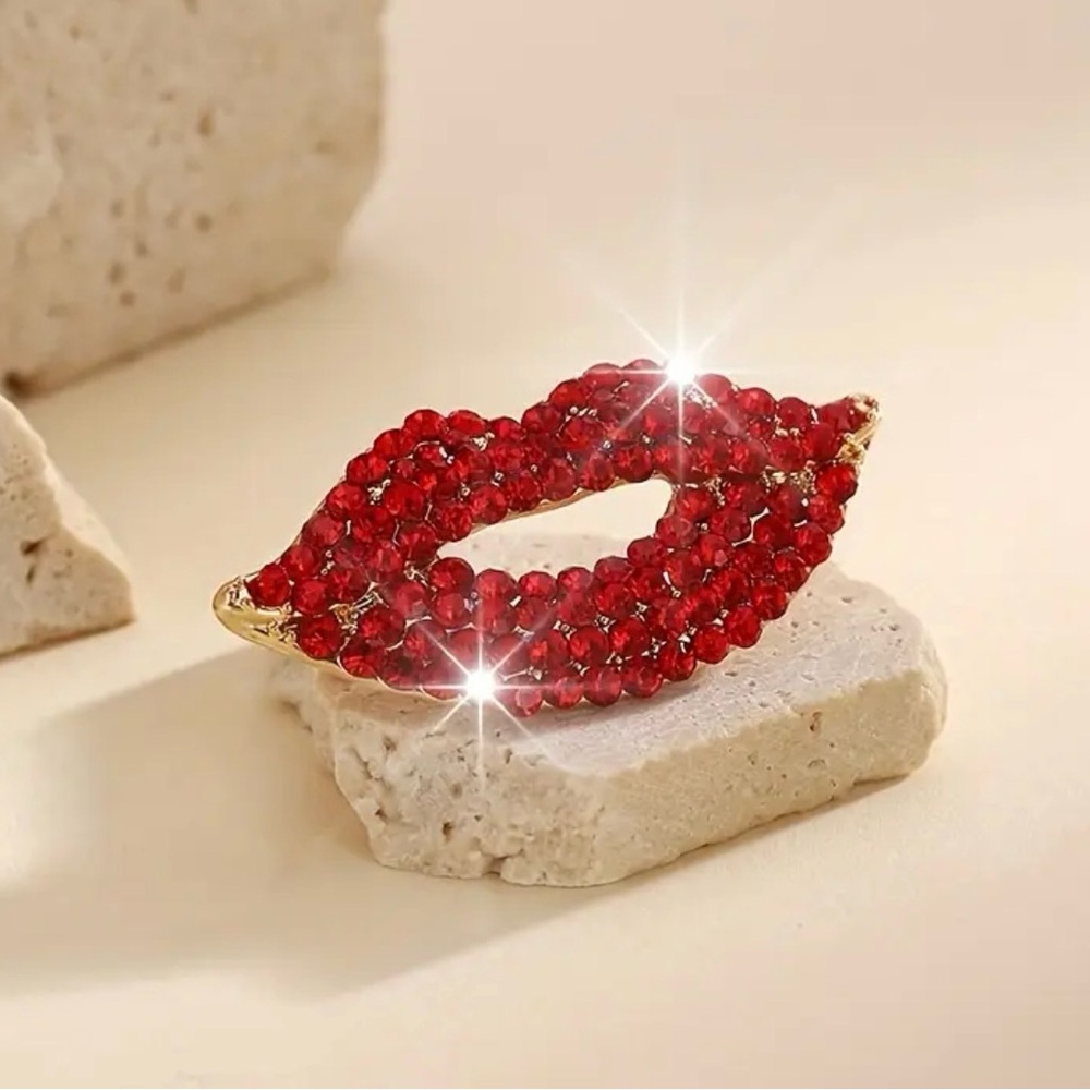 Elegant RED Mouth-shaped Full Rhinestone Brooch Pin-New